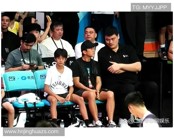 足球明星与姚明同框合影展现体育巨星魅力与友谊的精彩瞬间